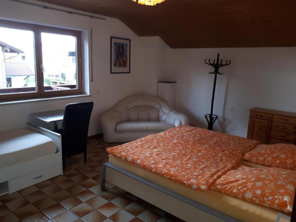 Karl-Stieler-Str. One Room In A 2 Room Appartment ; Lot Space Bruckmühl Buitenkant foto